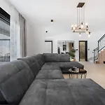 Jollie Zadarvillas *