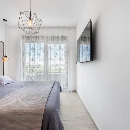 Jollie Zadarvillas * ביוגראד נה מורו