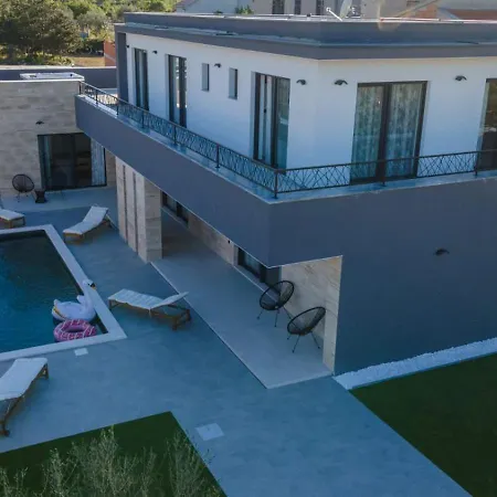 Jollie Zadarvillas ביוגראד נה מורו