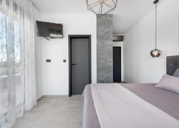 Jollie Zadarvillas